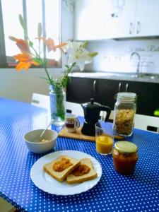 厄尔梅达诺卡萨格兰德瑟夫青年旅舍的一张带烤面包片和果酱的蓝色桌子