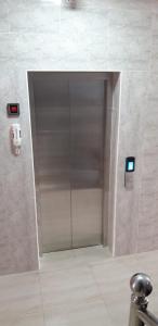 塞拉莱努尔萨达公寓的浴室设有玻璃门和淋浴间