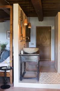 诺切劳恩布拉Borgo Castello Panicaglia的客房内的石水槽浴室