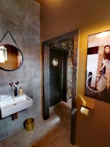 滨湖波德斯多夫The Parcels Hotel - Adults Only的一间带水槽和镜子的浴室