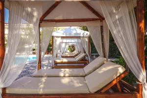 里科索翁萨梅瑞酒店的一间卧室设有天蓬床和游泳池