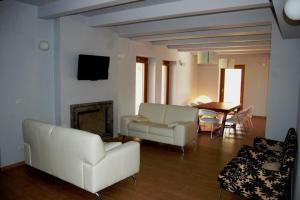 BuonabitacoloCountry House Poggio Alto的客厅配有白色的沙发和桌子