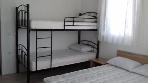 圣尼古拉奥斯Apartments Vladimir的带2张床的客房中的2张双层床
