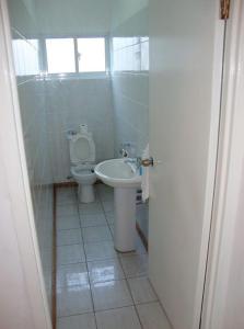 博瓦隆罗斯维拉宾馆的一间带卫生间和水槽的浴室