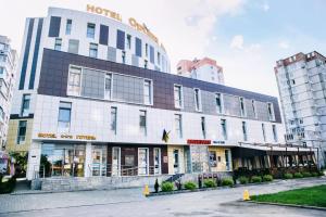 文尼察Optima Vinnytsia的街道中间的酒店大楼