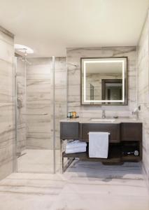 伯萨Almira Hotel Thermal Spa & Convention Center的一间带水槽和镜子的浴室