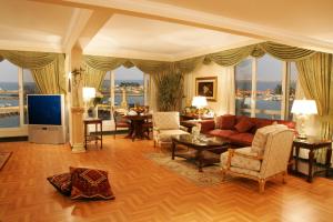 亚历山大Helnan Royal Hotel - Montazah Gardens的带沙发和电视的客厅