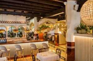 阿尔姆尼卡卡萨布兰卡酒店的一间带桌椅的餐厅和一间酒吧