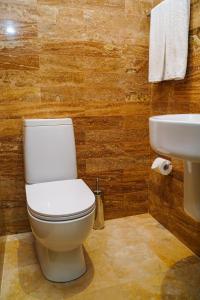 迪利然CHALET DILIJAN VILLAS的浴室配有白色卫生间和盥洗盆。
