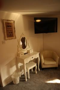 ShiltonMagna的白色梳妆台、镜子和椅子