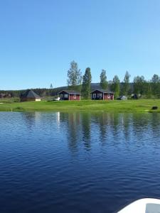 SörmarkSörmarks Camping的享有湖泊美景,设有房屋