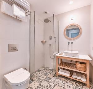 亚历山德鲁波利斯Dias Hotel的带淋浴、卫生间和盥洗盆的浴室