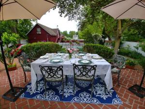 滨湖尼亚加拉历史悠久之威尔逊旅馆 - 盖伊楼的一张带蓝白桌布的桌子