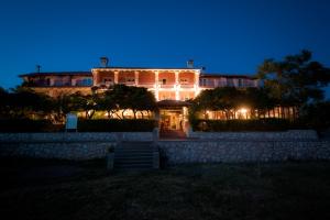 拉布Hotel Villa Barbat的夜晚有灯的大房子