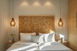 达西亚S & O Villas Corfu的一间带2张白色床和2盏灯的卧室