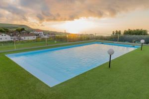 Algarvia阿尔加威亚坎普乡村民宿的享有庭院游泳池的顶部景色