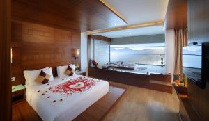 蒙纳Amber Dale Luxury Hotel & Spa, Munnar的卧室设有一张大白色的床和大窗户