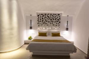 菲罗斯特法尼玛格丽塔酒店的一间卧室配有一张带黄色枕头的大床