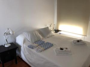 马拉加Apartamento Malagueta 1 Linea playa centro Malaga的一间卧室配有带毛巾的床