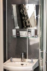 阿勒浦Ladysmith Guest House的一间带水槽和镜子的浴室