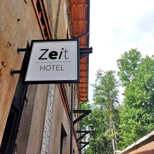 利加特内Zeit Hotel的建筑一侧的西德酒店标志