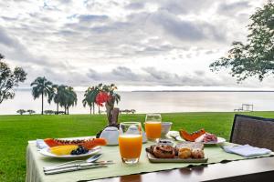 Puerto Valle三角湾波多瓦尔酒店 的一张桌子,上面有食物,享有水景