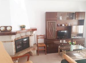 埃尔巴科-德阿维拉Casa Tormes的客厅设有壁炉和电视。