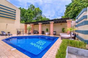马那瓜瓦雅克酒店的一个带房子的庭院中的游泳池
