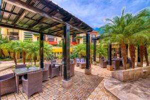 马那瓜瓦雅克酒店的一个带桌椅的庭院,棕榈树