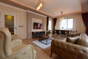 特拉布宗İnanlar Airport Residence的带沙发的客厅和用餐室
