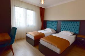 特拉布宗İnanlar Airport Residence的酒店客房设有两张床和窗户。