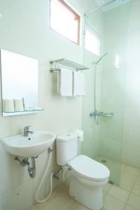 日惹Diana Hotel Jogja的白色的浴室设有卫生间和水槽。