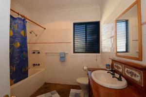 蚬壳港Seahaven Beach House - Shellharbour的一间带水槽、浴缸和卫生间的浴室