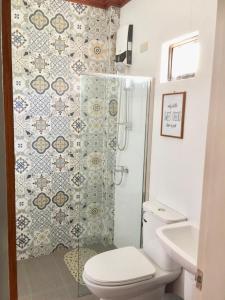 科隆Blue Waters Inn Coron Palawan的带淋浴、卫生间和盥洗盆的浴室
