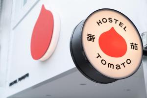 礁溪Hostel Tomato 番茄溫泉青旅的墙上贴着一个房屋市场标志