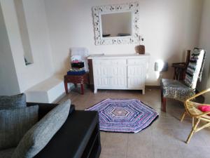 阿尔么丽亚Habitaciones en Casa compartida Retamar的客厅配有沙发、椅子和镜子