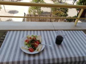 阿尔么丽亚Habitaciones en Casa compartida Retamar的桌上的一盘食物和饮料