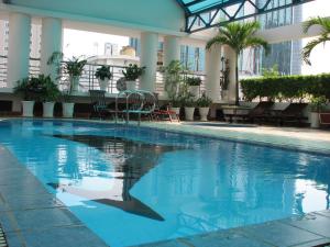 Huong Sen Hotel内部或周边的泳池