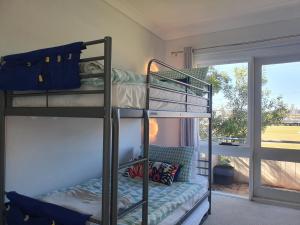 麦夸里港Play@PortMacq的客房设有两张双层床和一扇窗户。