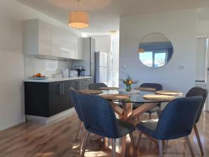 麦夸里港Play@PortMacq的厨房以及带桌椅的用餐室。