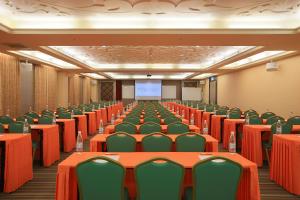 台中市台中新干线花园酒店的一个带橙色桌子和绿色椅子的会议厅
