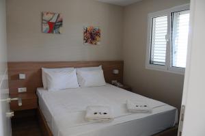 乌尔齐尼MCM Camping的一间卧室配有一张床,上面有两条毛巾