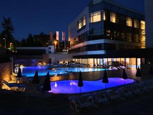 弗尔尼亚奇卡矿泉镇Hotel Tonanti的一座晚上设有游泳池的建筑