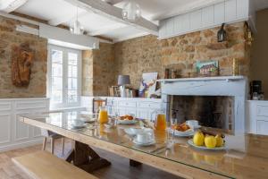 Saint-Martin-la-MéanneLes Voyageurs的厨房配有餐桌和食物