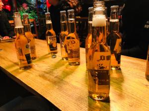 凤凰望江山居精品民宿的一组装在桌子上的瓶装啤酒