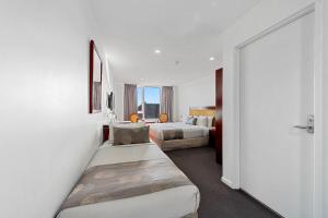 朗塞斯顿Areca Launceston的酒店客房带两张床和一间卧室