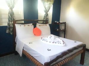 南威Carpe Diem Nungwi的一间设有两张枕头的床的客房