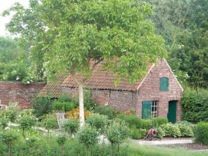 DikkelvennePetrus Wittebrood Hoeve的花园里的砖房,有树