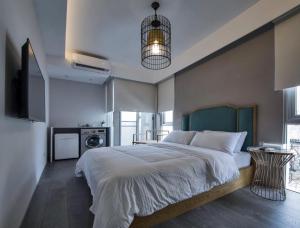 台南RGB府城留宿的一间带大床的卧室和一间厨房