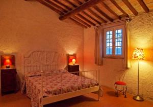 波吉邦西Agriturismo La Moraia的一间卧室设有一张床和一个窗口